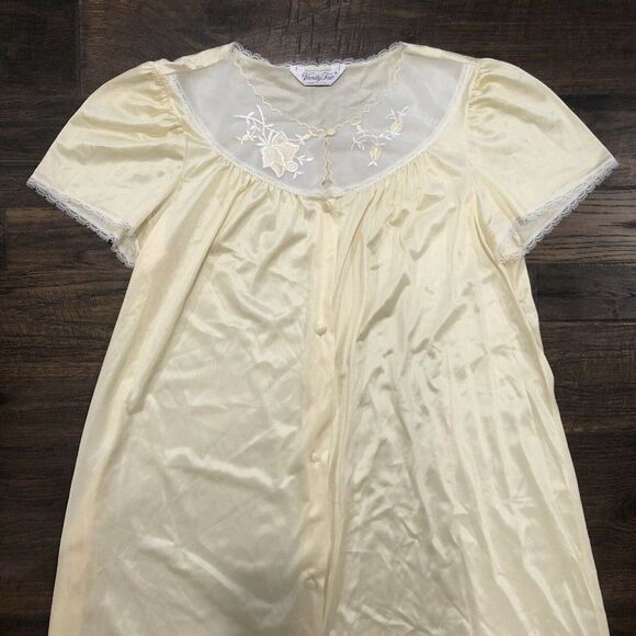 Vanity Fair Women Size Small Sheer Yellow Short Sleeve Button Front Nylon Robe - Picture 2 of 12